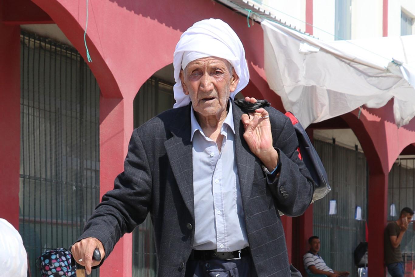 Halepli yaşlı adam ülkesine dönmenin buruk sevincini yaşadı Halepli yaşlı adam ülkesine dönmenin buruk sevincini yaşadı